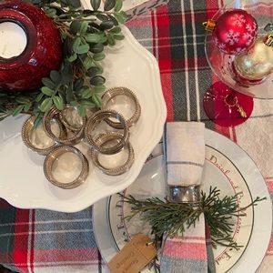 SET YOUR HOLIDAY TABLE ELEGANTLY! 4 SILVER PLATE NAPKIN RINGS🎄❤️